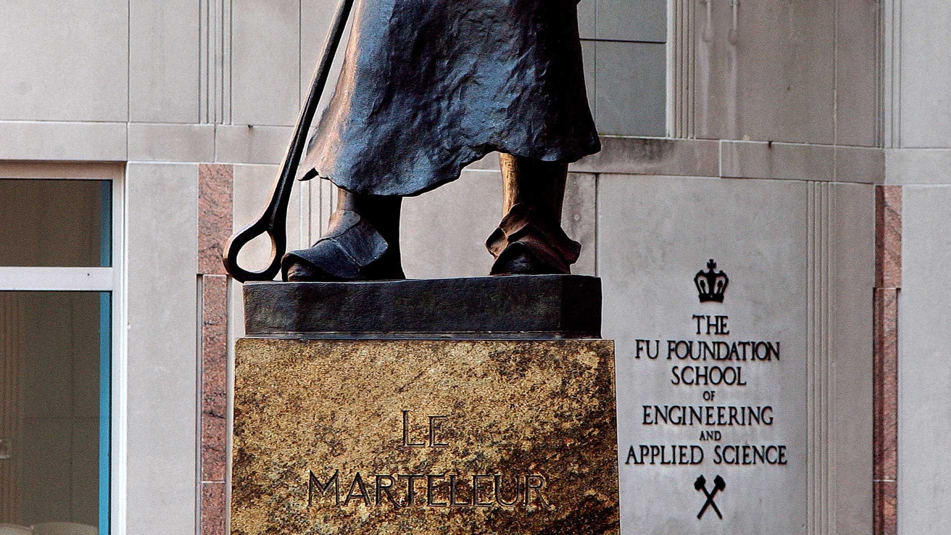 Le Marteleur statue (photo by Eileen Barroso)